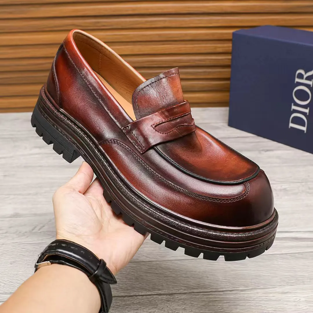 Factory price 540 🕷️🕷️[Dior] Dior's new men's shoes are launched in Hong Kong counters. Official website 1:1 production. Original Italian patented cowhide + water-dyed 🐂 leather lining. Designed by European and American masters. Goodyear craftsmanship, washed cowhide, perfect shape to create counter quality, solid color rubber wear-resistant outsole and classic dazzling toe! Super versatile and very comfortable. High-end without losing taste, fashionable and novel! ! Absolute focus! Colors optional, code number 38-44 (45 customized)